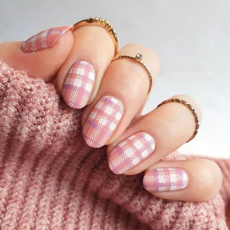 20 Pink Christmas Nail Inspirations – Festive & Feminine Holiday Looks 21 Pink Plaid Perfection