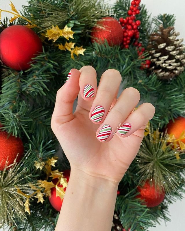 25 Funky Winter Manicure Designs You’ll Want to Try 25 Candy Cane Stripes