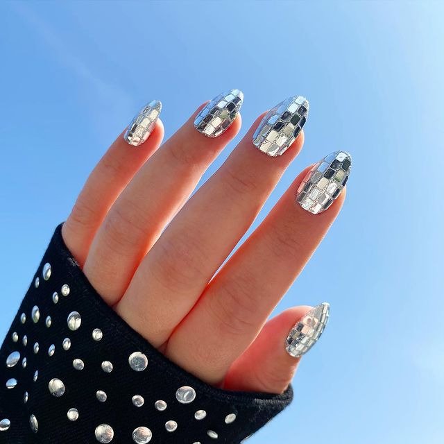 25 Funky Winter Manicure Designs You’ll Want to Try 14 Glittery Disco Ball Nails