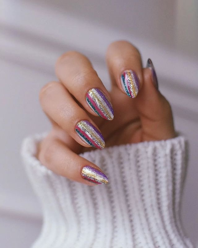 25 Funky Winter Manicure Designs You’ll Want to Try 12 Tinsel Party