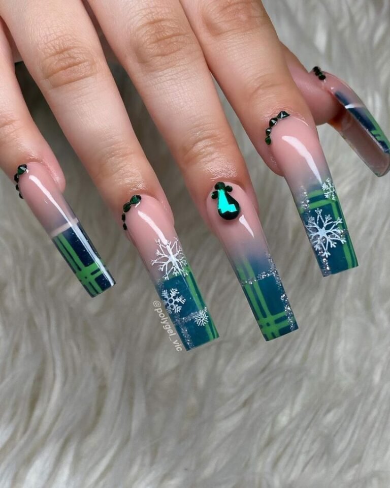 25 Festive Green Christmas Nails to Brighten the Holidays 5 Plaid Pattern Nails