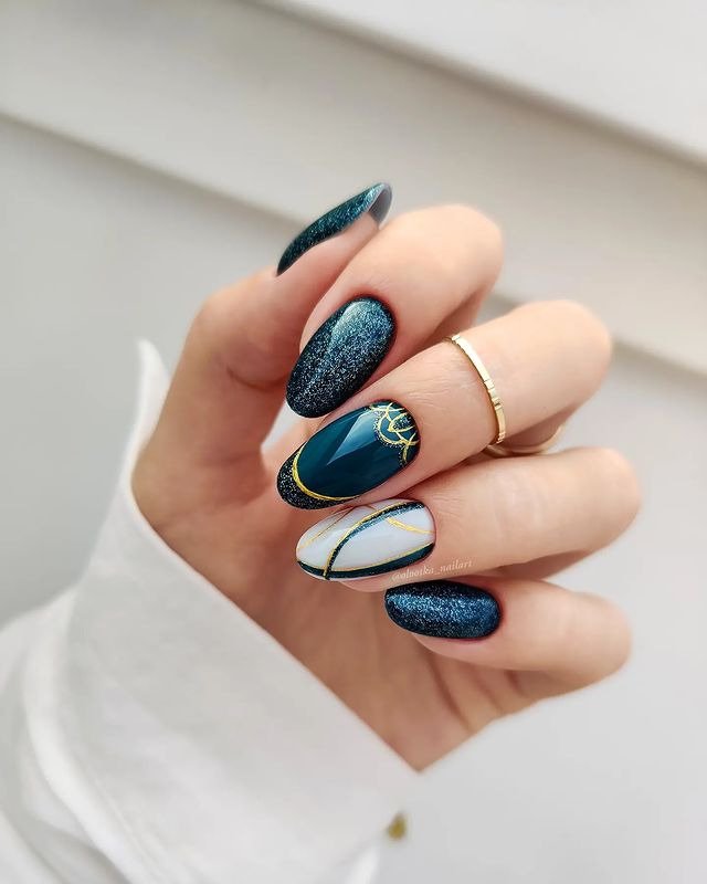 25 Dark Winter Nail Ideas That Are Perfectly Moody & Chic 12 Elegant Abstract