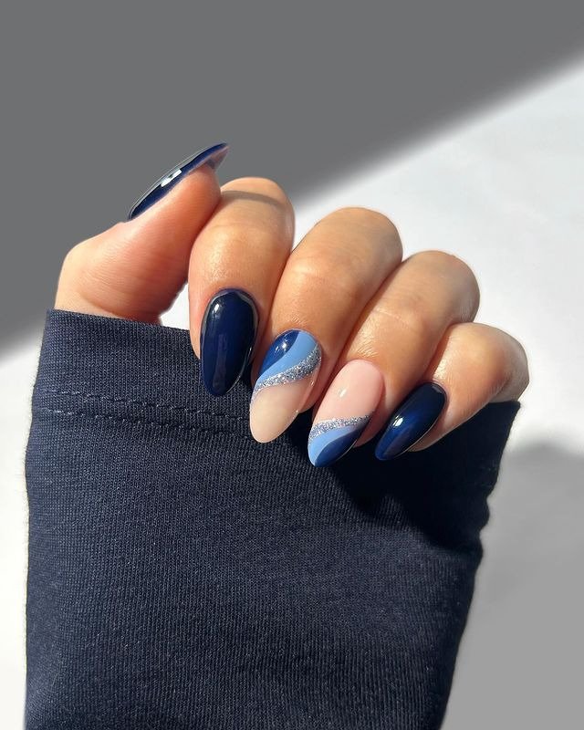 25 Dark Winter Nail Ideas That Are Perfectly Moody & Chic 18 Blue Swirls
