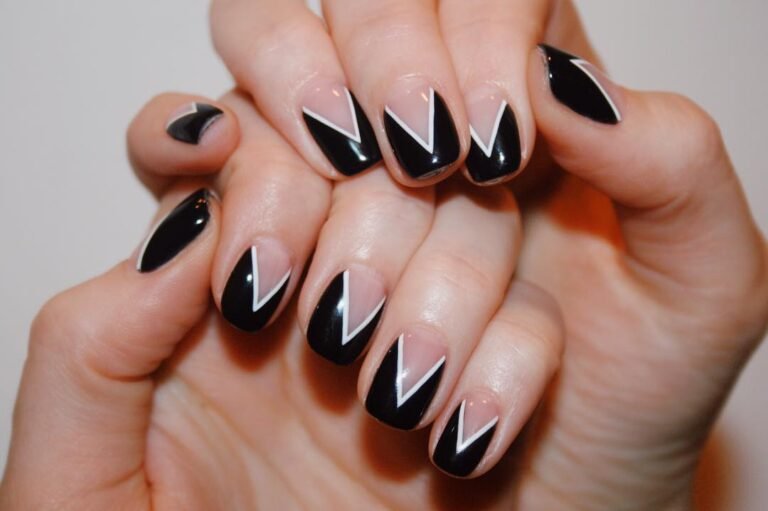 20 Elegant Black and White Christmas Nail Designs for 2025 9 Christmas Chevron