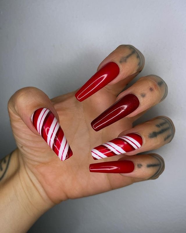 25 Elegant Winter Coffin Nail Designs You’ll Love 6 Candy Cane Swirl