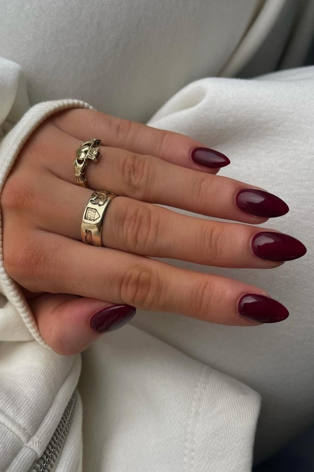 30 Autumn Nail Ideas for a Cozy Fall Look 23 Classic Wine Red