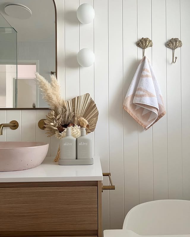 15 Stylish Bathroom Décor Ideas for a Modern Refresh 15 Display Artistic Towel Hooks