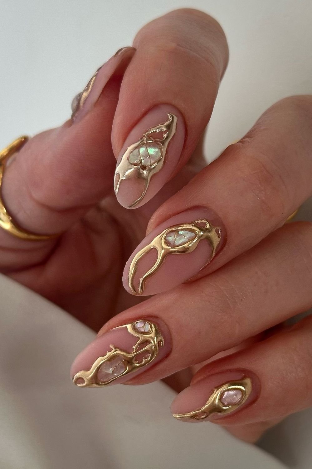 30 Autumn Nail Ideas for a Cozy Fall Look 13 Golden Shell Accents