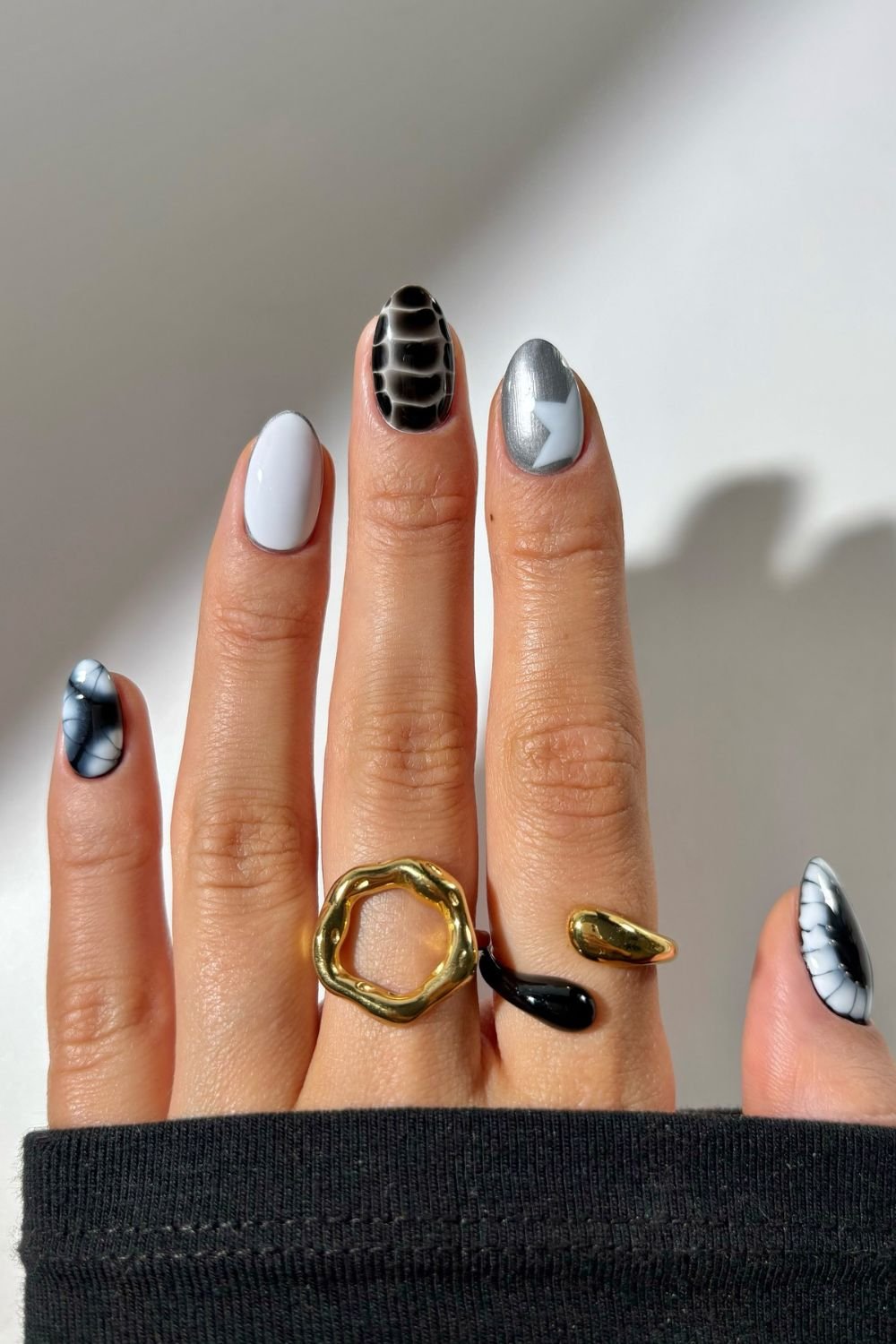 30 Autumn Nail Ideas for a Cozy Fall Look 17 Grayscale Texture Mix