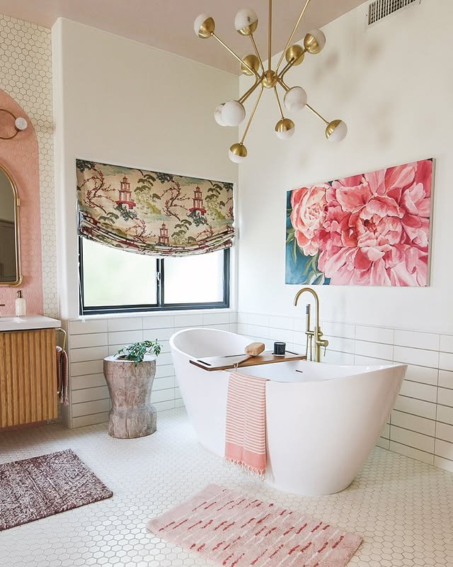 15 Stylish Bathroom Décor Ideas for a Modern Refresh 11 Incorporate Vibrant Wall Art