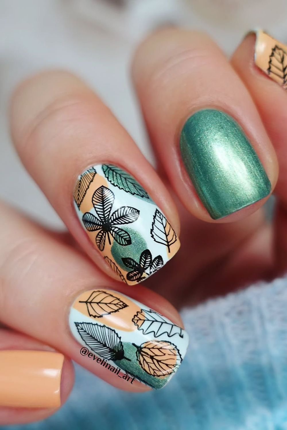 30 Autumn Nail Ideas for a Cozy Fall Look 9 Leafy Pattern Play