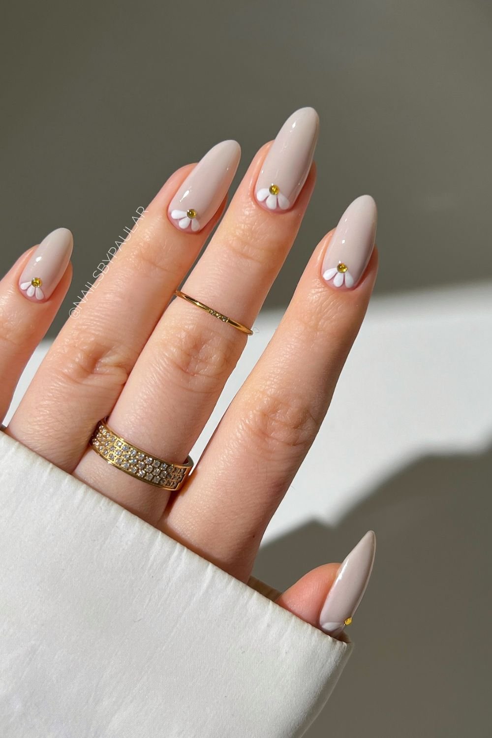 30 Autumn Nail Ideas for a Cozy Fall Look 3 Minimalist Daisy Touch
