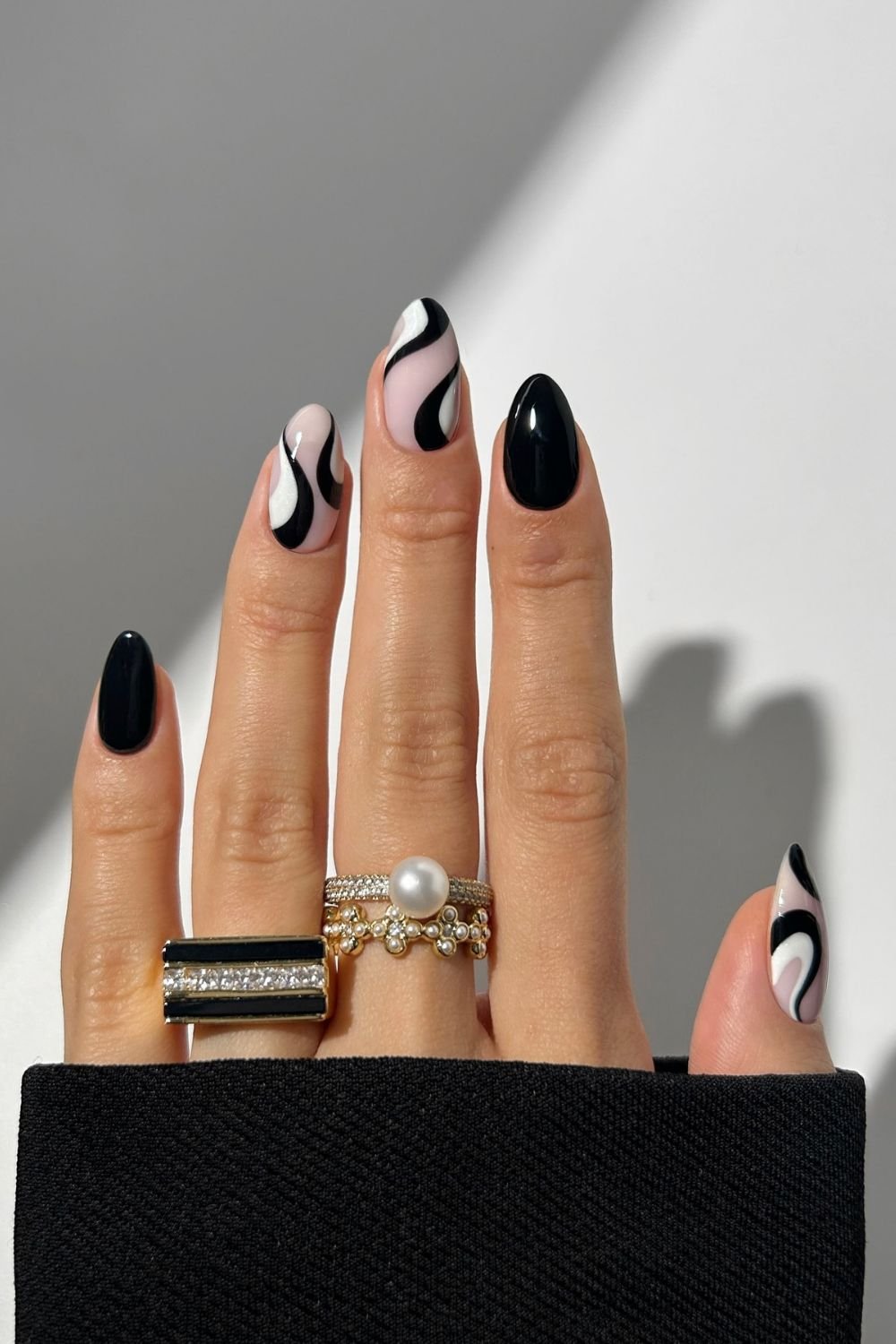 30 Autumn Nail Ideas for a Cozy Fall Look 18 Monochrome Swirl Pop