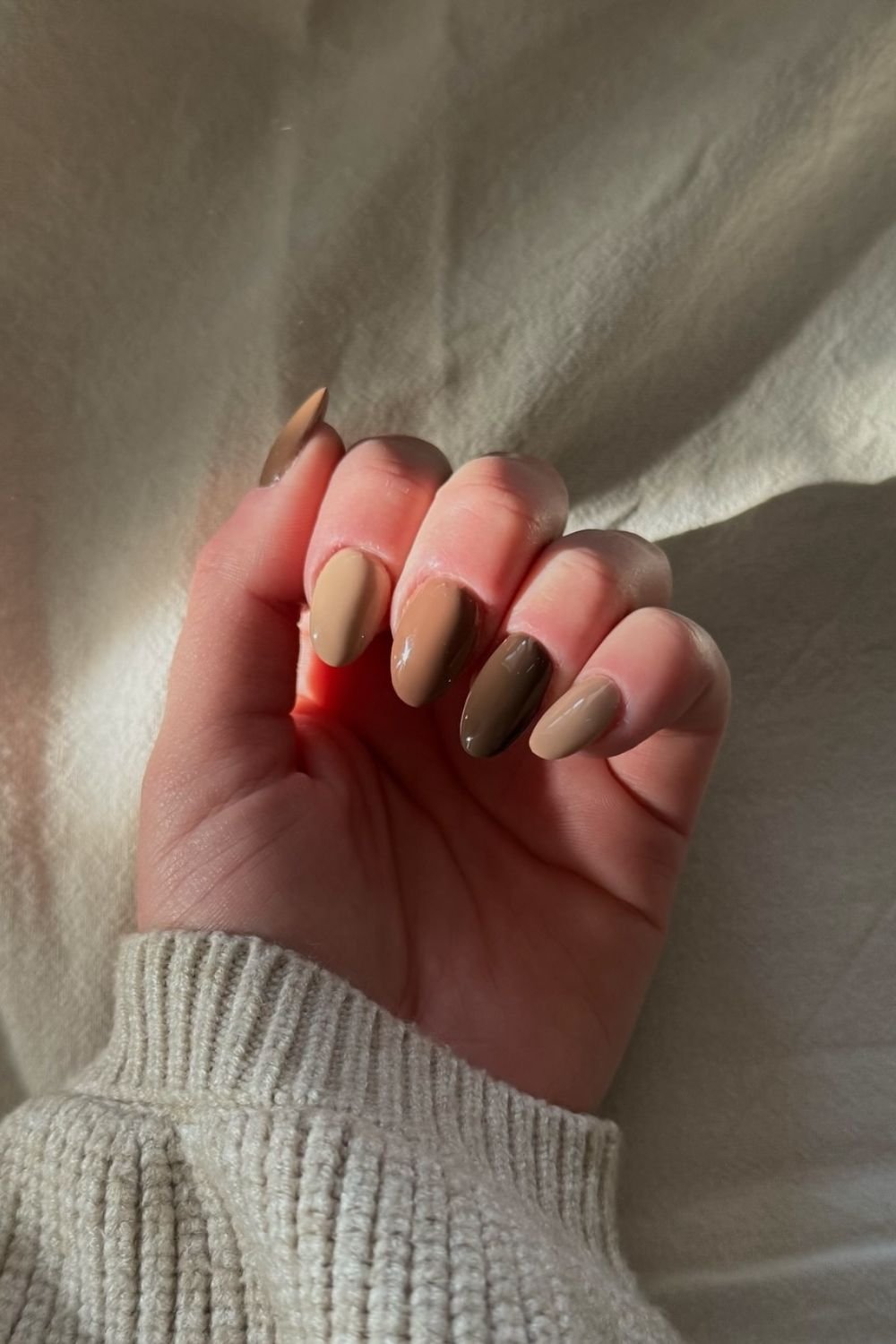 30 Autumn Nail Ideas for a Cozy Fall Look 6 Neutral Earth Blend
