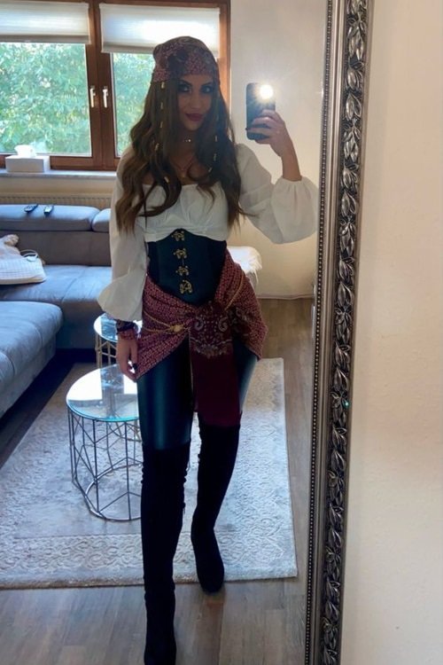 25 Best Halloween Costume Ideas for Women in 2025 🎃✨ 11 Pirate queen costume