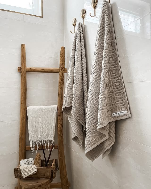 15 Stylish Bathroom Décor Ideas for a Modern Refresh 7 Set Up a Wooden Ladder for Linens