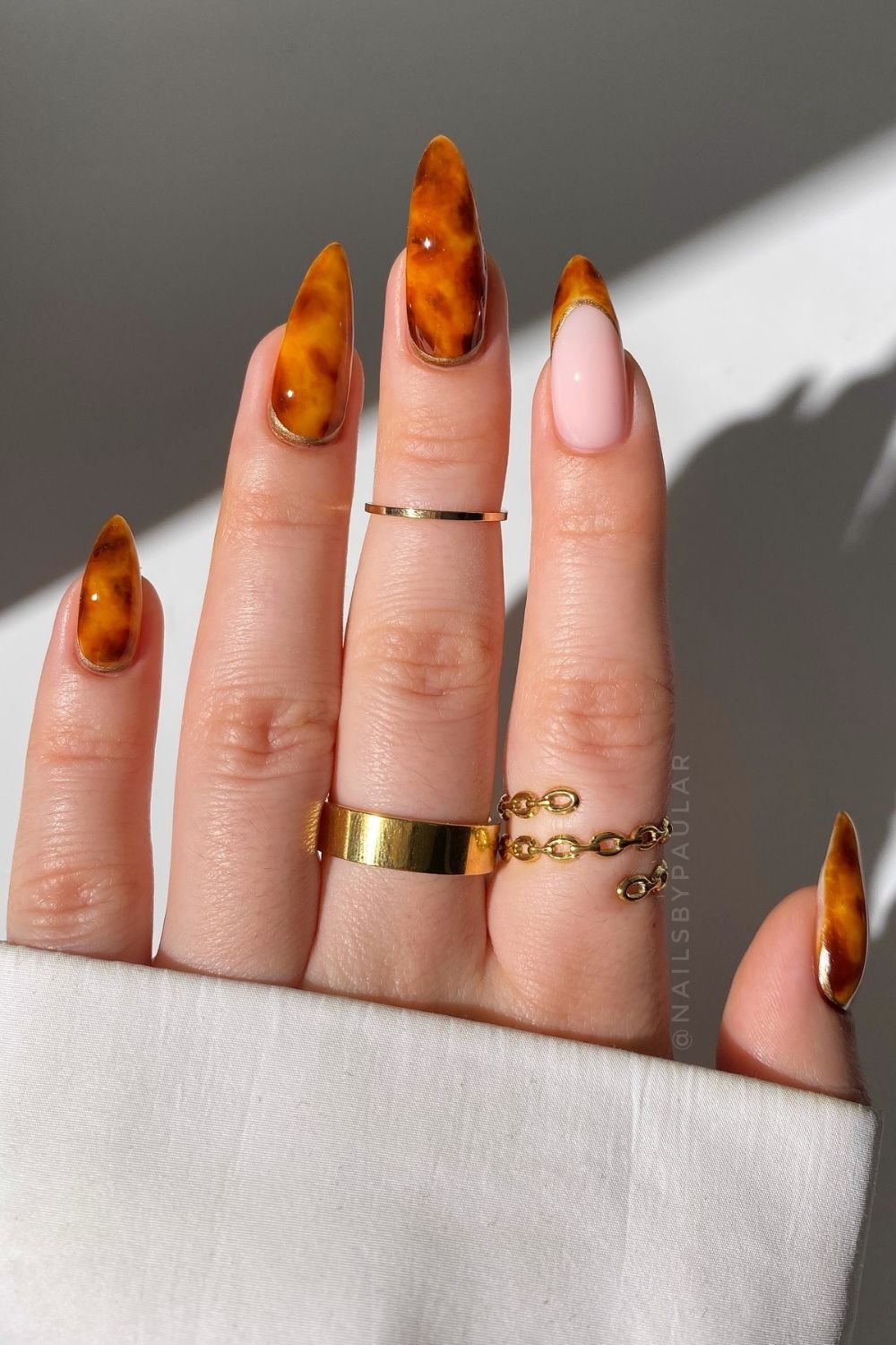 30 Autumn Nail Ideas for a Cozy Fall Look 11 Tortoiseshell French Fade